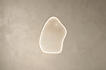 Spiegel in einem dekorativen Rahmen