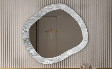 Spiegel in einem Metallrahmen