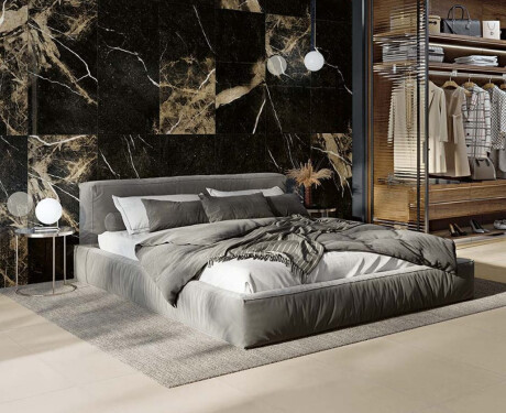 Glasierte Feinsteinzeugfliesen für den Boden „Pierre Black“, 120 x 120 cm, schwarz glänzend mit goldener Ader, rektifiziert, A4H197