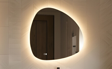 Unregelmäßiger Spiegel mit Beleuchtung, zweifarbig, Touch‑Schalter, Heizmatte